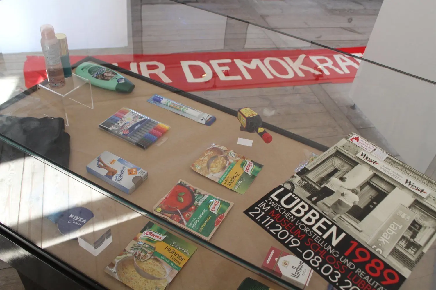 Ein Traum von Westpaket mit echtem Fa, Nivea und Marken-Tütensuppe. Doch auf so manche Güter warten manche DDR Geborene heute noch. Mit der neuen Ausstellung "Lübben 1989 - zwischen Vorstellung und Realität" wollen die Museums-Mitarbeiter den alltäglichen Erlebnissen der Spreewaldstädter rund um die Wendezeit auf die Spur kommen.