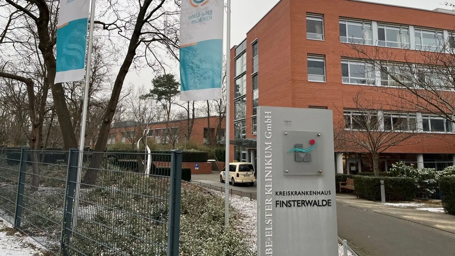 Das Krankenhaus Finsterwalde des Elbe-Elster-Klinikums hat nach außen hin zwei Seiten: Hier der ansehnliche Haupteingang.