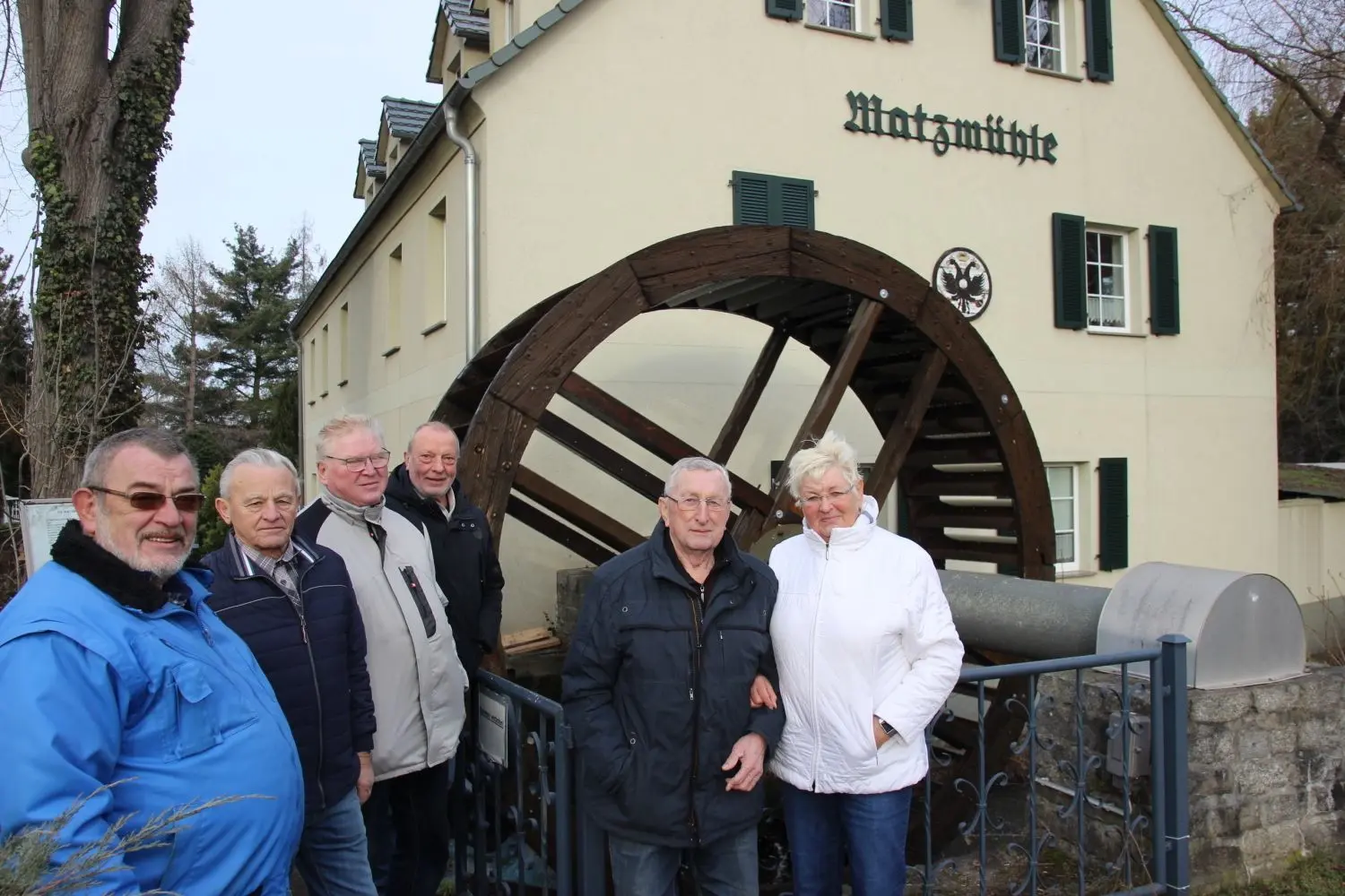 Das sind die Protagonisten des Matzmühl-Rades: Bernd-Dieter Canter, Jürgen Mehnert, Eberhard Schallschmidt, Manfred Seidl, Hans Lode und Brigitte Gärtner (v.l.n.r.). Nicht im Bild ist Zimmermann Jens Wetter.