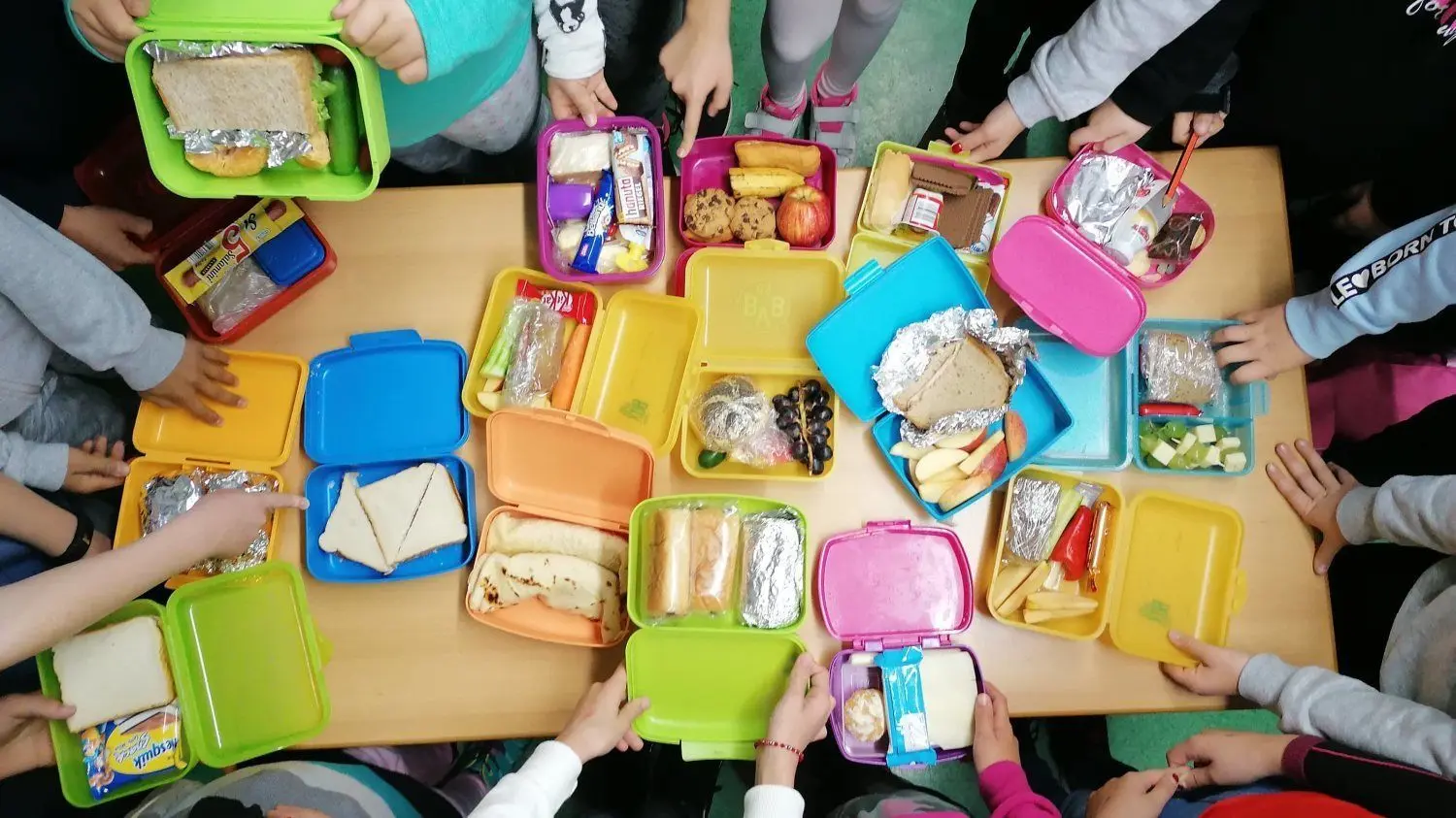 Grundschüler vom Elsterschulzentrum in Elsterwerda zeigen hier, was sie zum Frühstück mitbekommen. Von wertvoller bis fragwürdiger Kost ist alles dabei.