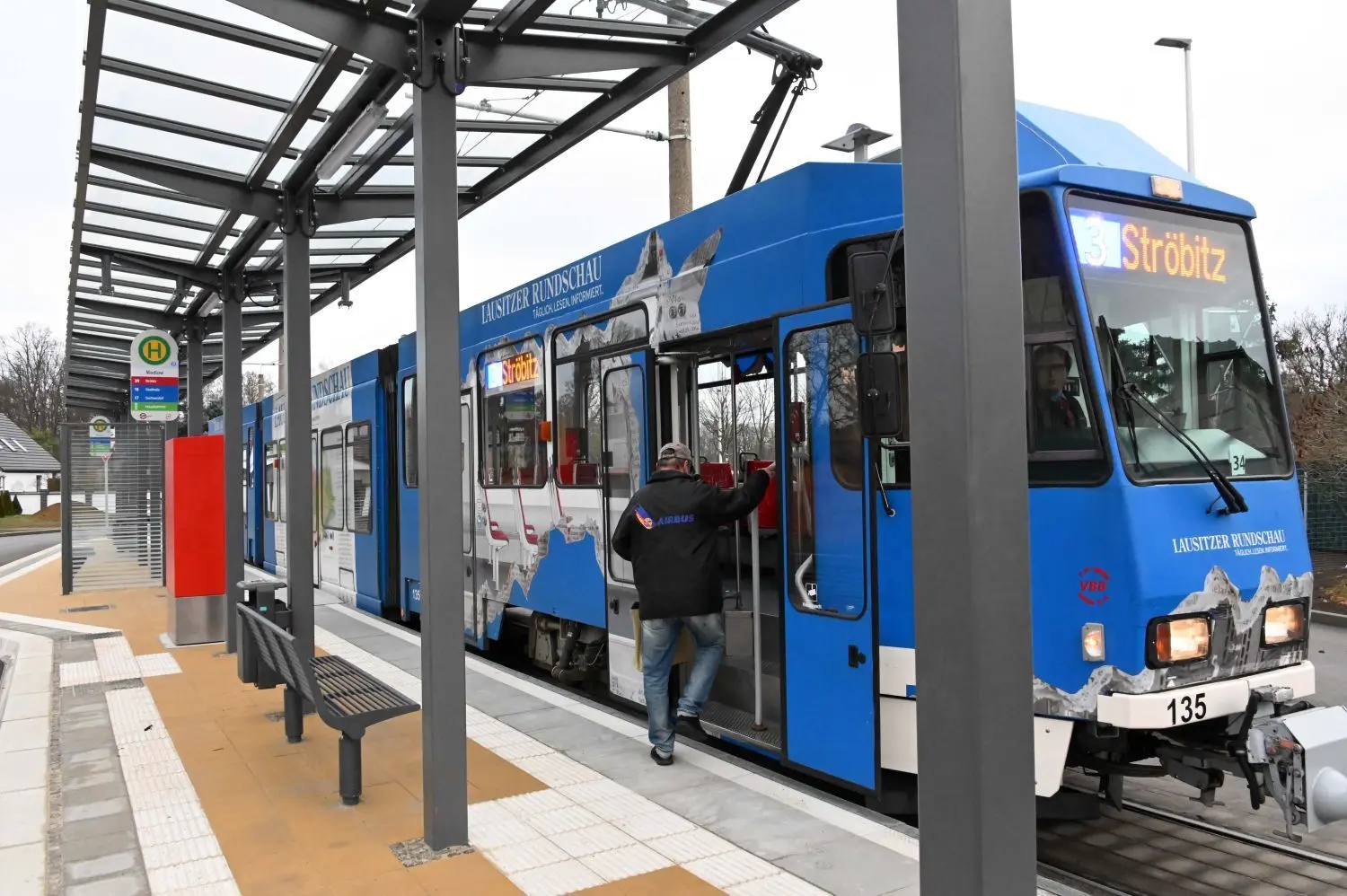 Bei Cottbusverkehr hat bisher das eigene Personal, das auch Fahrscheinkontrollen durchführt, auf die Durchsetzung der Maskenpflicht geachtet. In der letzten Zeit wurde insgesamt häufiger kontrolliert, da dies die Personalsituation zugelassen habe.
