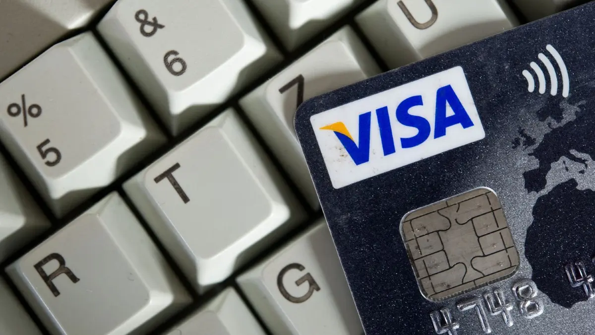 Symbolbild. Eine Spanierin wurde von einem angeblichen FBI-Agenten aus Nigeria wohl um mehrere Millionen Euro geprellt.
ILLUSTRATION - ARCHIV - Eine Visa-Kreditkarte liegt am 16.09.2014 in Hannover (Niedersachsen) auf einer Tastatur. Wegen Internetbetrugs in mehr als 100 Fällen muss sich ein 23-Jähriger am 22.10.2014 vor dem Landgericht Gera verantworten. Foto: Ole Spata/dpa (zu dpa «Massenhafter Betrug im Internet - 23-Jähriger vor Gericht» vom 21.10.2014) +++ dpa-Bildfunk +++