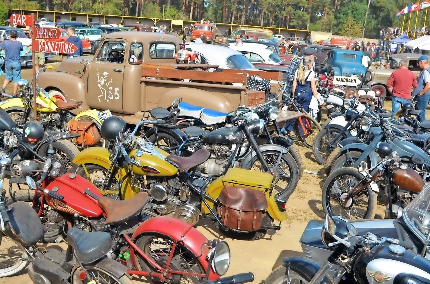 Der Sound faszinierend, die Kurvenlage spektakulär, der Eifer grenzenlos. Beim 9. Hindenberg-Dirt-Track-Races ist Motorsportfans und Fahrzeug-Nostalgikern aber so richtig das Herz aufgegangen. Der Wettbewerb auf dem Hindenberg-Speedway gilt als das härteste und authentischste Vintage-Dirt-Track-Races in ganz Deutschland.