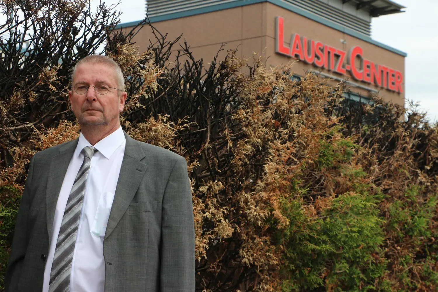 Jugendliche steckten vor wenigen Tagen die Hecke vor Hoyerswerdas Lausitz-Center in Brand. Center-Manager Dieter Henke reagiert mit drakonischen Maßnahmen - und spricht Hausverbot aus.