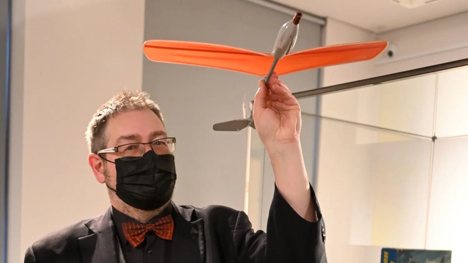 Lieblingsstück von Museumsleiter Steffen Krestin ist das Flugzeugmodell „Wolkenstürmer“ aus den 1960er-Jahren. Das Modellflugzeug wurde mit einem Gummi geschnipst und segelte durch die Luft. „Mit dem Flugzeug war ich oft mit Freunden unterwegs. Wir wohnten damals in einer Gegend, in der es viele Gleichaltrige gab. Dort haben wir oft Bankfußball gespielt und sind mit dem Flugzeug um die Häuser gezogen.“