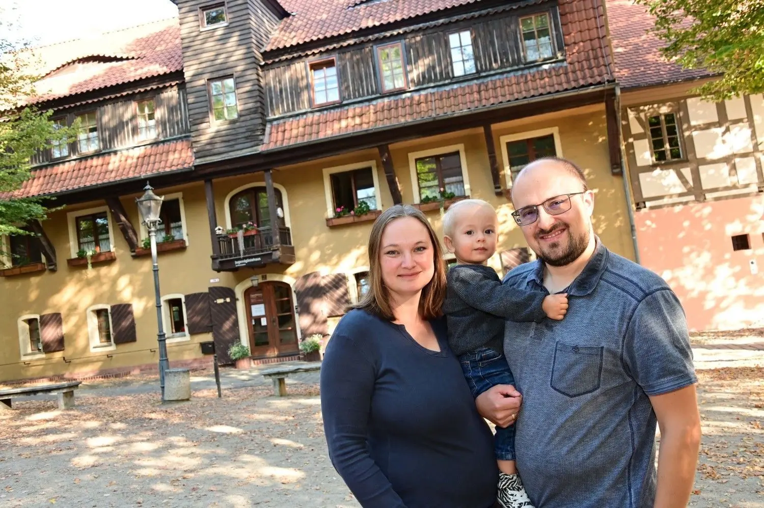 Veronika und Boris Dockter mit Söhnchen Niklas (1) aus Rosenheim haben am Wochenende im Jugendgästehaus am Klosterplatz übernachtet. Die Familie findet Jugendherbergen ganz toll, gerade mit einem kleinen Kind. Da sei ein Hotel unnötig. Die Cottbuser Jugendherberge kann die ausgefallenen Gruppenreisen und Klassenfahrten nun teilweise mit Familien kompensieren.