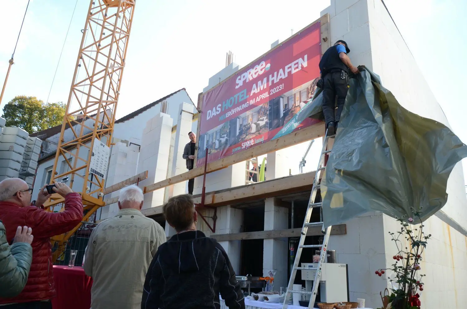 Namensenthüllung für das neue Hotel am Spreewaldhafen in Lübbenau. Links oben Bauherr Marco Schelletter.