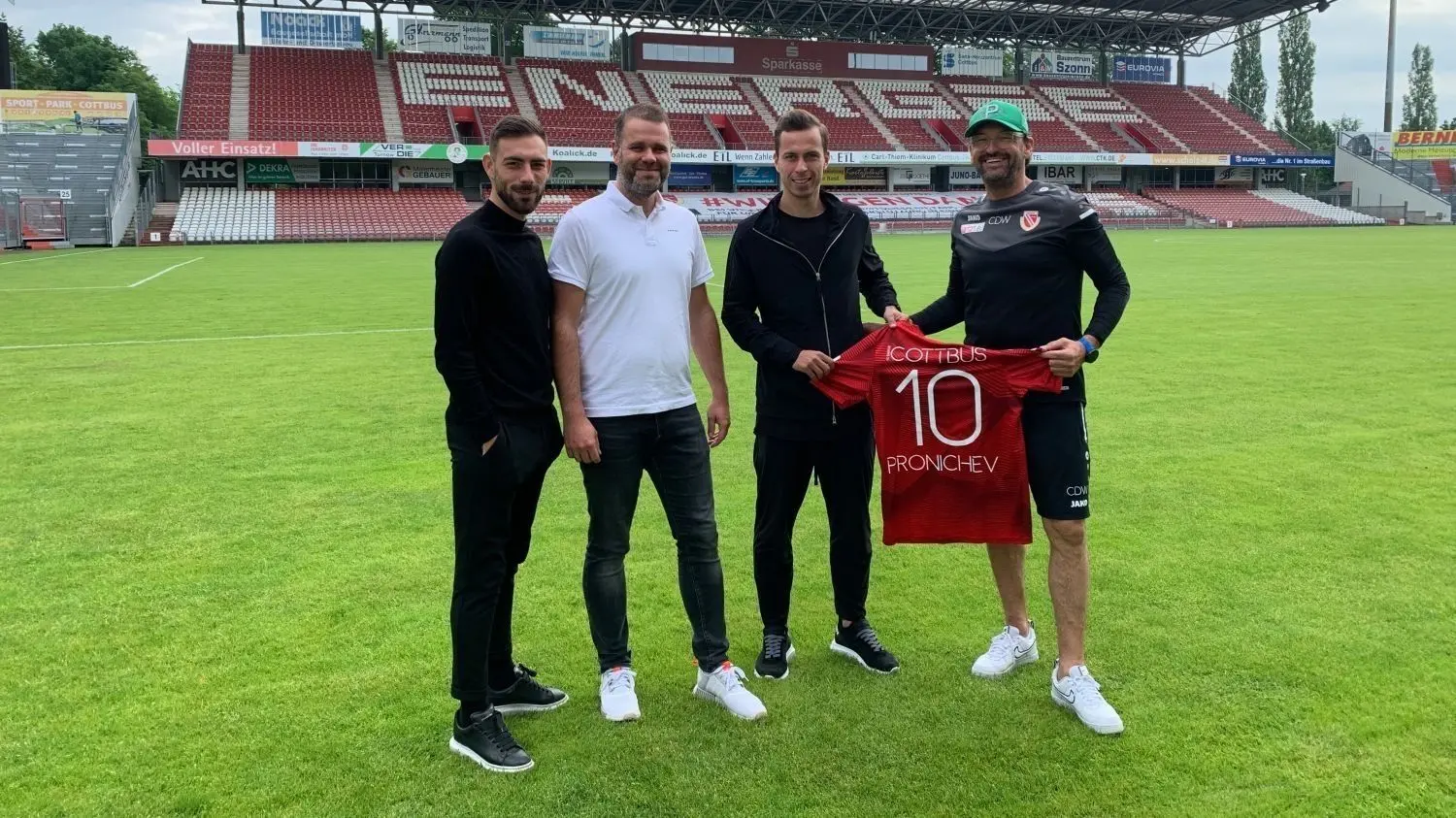 Sportchef Maximilian Zimmer (v.l.), Präsident Sebastian Lemke und Trainer Claus-Dieter Wollitz begrüßen den FCE-Neuzugang Maximilian Pronichev im Stadion der Freundschaft.