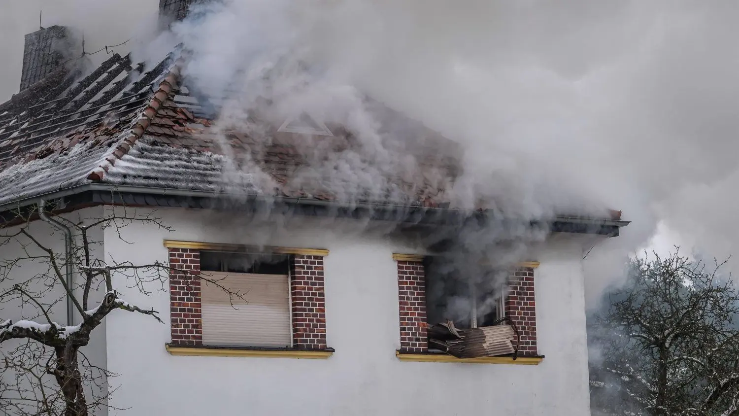 Die Feuerwehr muss den Brand in einem Einfamilienhaus im Landkreis Elbe-Elster bekämpfen.