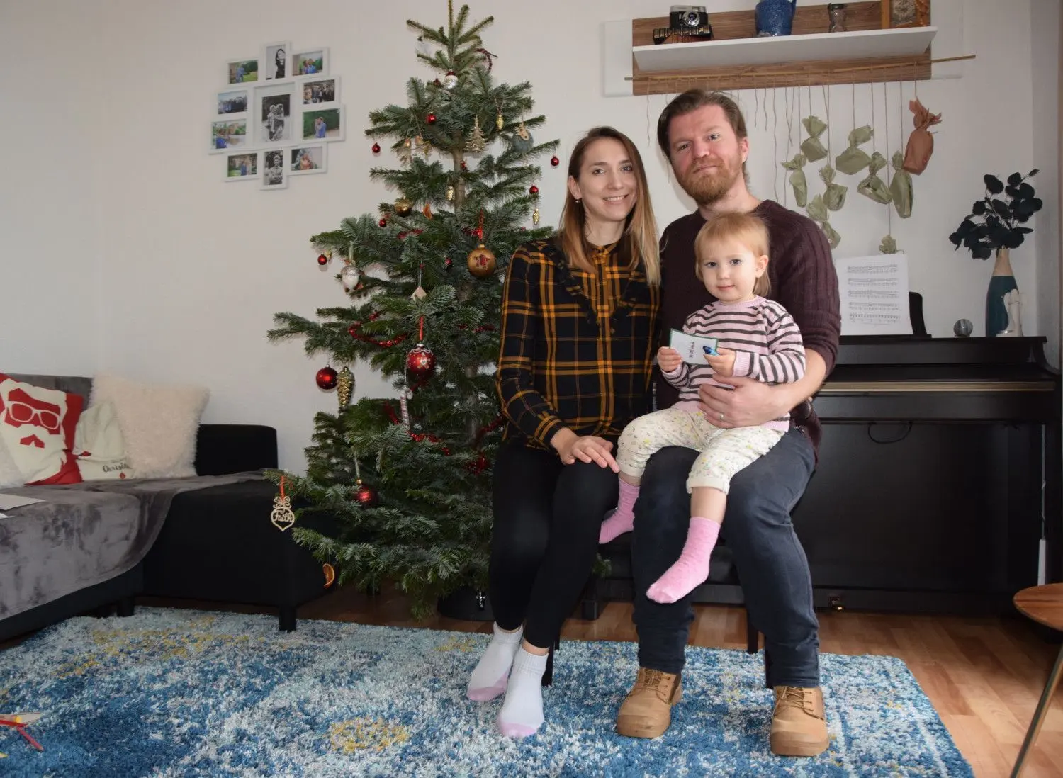 Mladen, Maryna und die kleine Stefanie Vukovic haben ihren Weihnachtsbaum schon einige Tage vor dem Heiligen Abend aufgestellt, weil sie zu den Festtagen bei den belorussischen Verwandten sind.