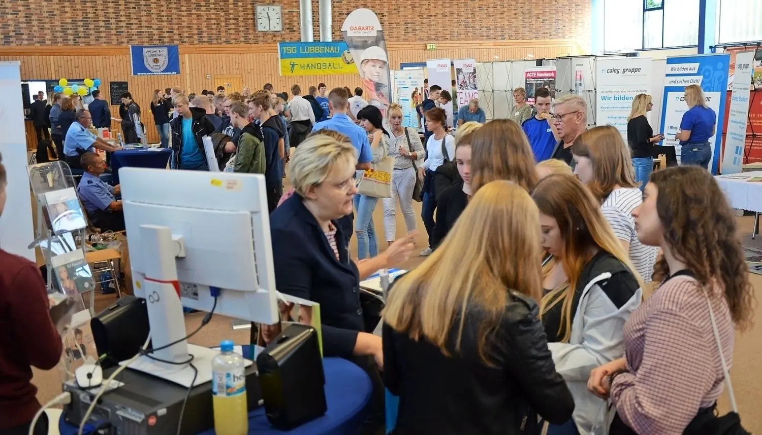 Hunderte Schüler nutzten die Gelegenheit, sich in der Otto-Grotewohl-Turnhalle in der Lübbenauer Neustadt aus erster Hand über Ausbildungs- und Studienmöglichkeiten in der Region zu informieren.