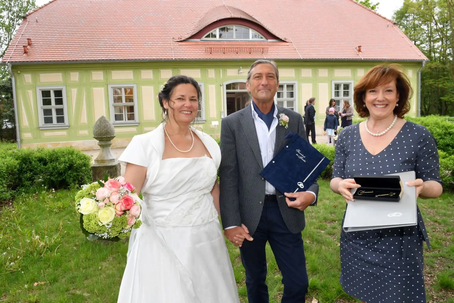 Erste Hochzeit im Gärtnerhaus Elsterwerda - Standesbeamtin Bürgermeisterin Anja Heinrich mit Brautpaar Katrin und Hubertus Markes.