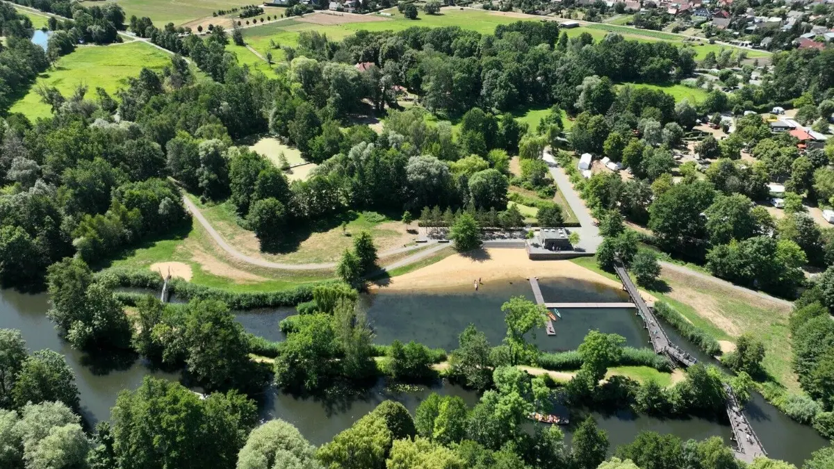 Die Spreelagune in Lübben aus der Luft: Von oben wird nachvollziehbar, was das Kernproblem an der teilweise schlechten Wasserqualität in der Spreelagune ist. Eine Baumaßnahme soll Abhilfe schaffen, lässt jedoch noch auf sich warten.
Luftaufnahme vom 24.07.2022
Stadt Lübben
Schloss Lübben mit Blick in Richtung Schlossinsel, Ernst-von-Houwald-Damm 14