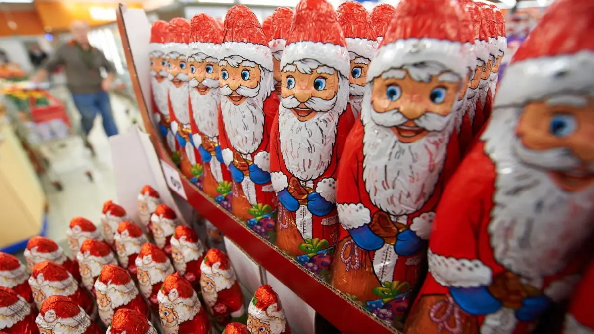 Weihnachten ohne Schokolade? Kaum denkbar. Dennoch löst der Schoko-Nikolaus nicht bei allen Begeisterungsstürme aus. An einem Ort in Eisenhüttenstadt sieht das anders aus.
Weihnachtsartikel stehen am Montag (31.10.2011) in Witten auf der Aktions-Sonderfläche eines Supermarktes. In den Supermärkten hat Weihnachten schon begonnen. Foto: Bernd Thissen dpa/lnw +++(c) dpa - Bildfunk+++ | Verwendung weltweit