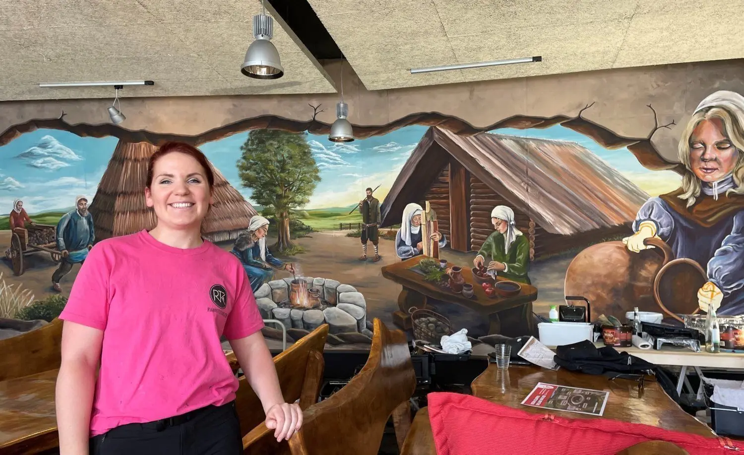 Die Street-Art-Künstlerin Rianne te Kaat hat ihre Version des Abendmahls an die Wand des Slawenburg-Bistros gemalt. Inspirieren ließ sich die 28-jährige Niederländerin von Festivals mit Slawen-Motto.