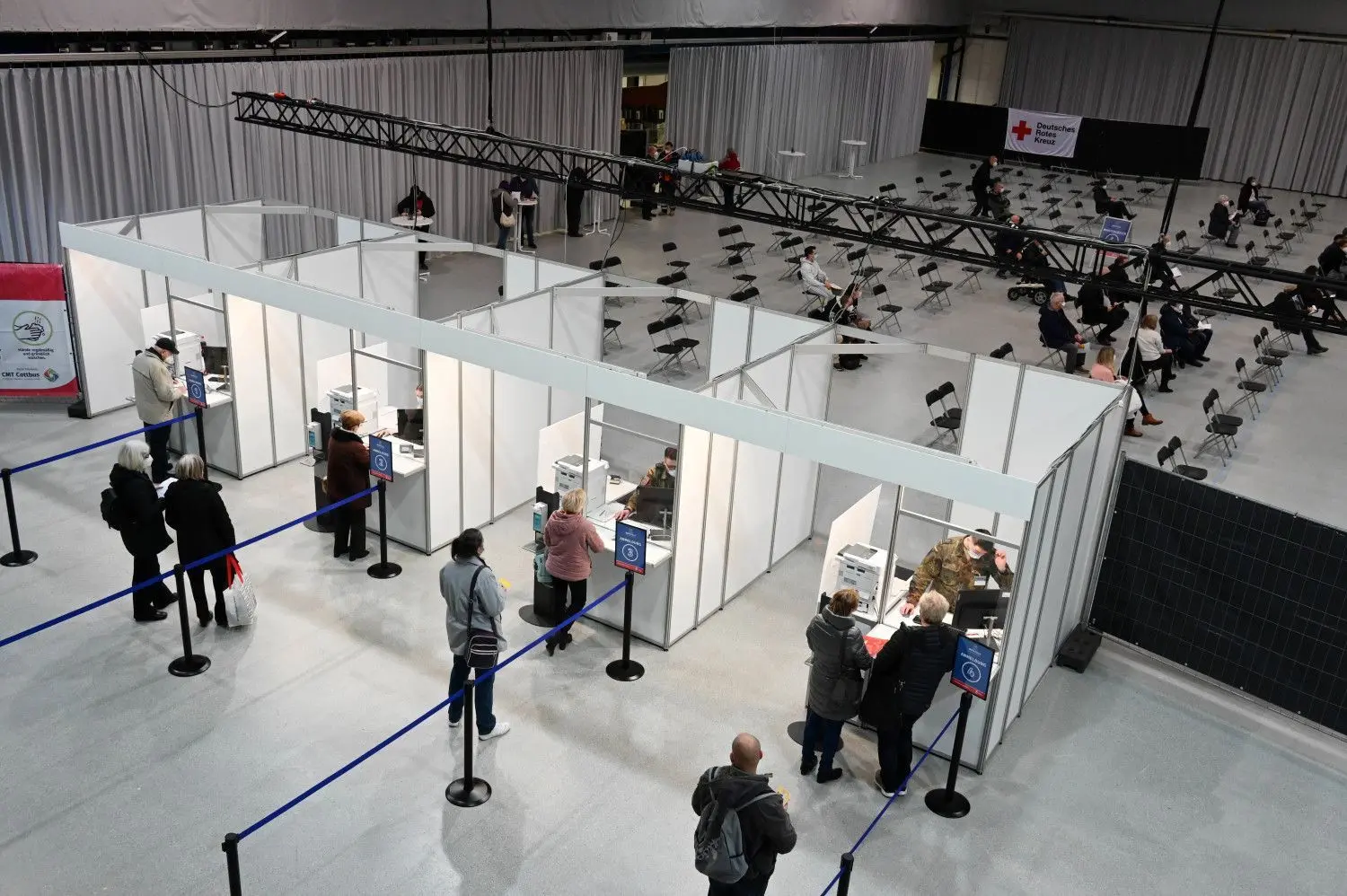 In den Messehallen am Cottbuser Stadtring ist die Überregionale Impfstelle Cottbus eingerichtet.