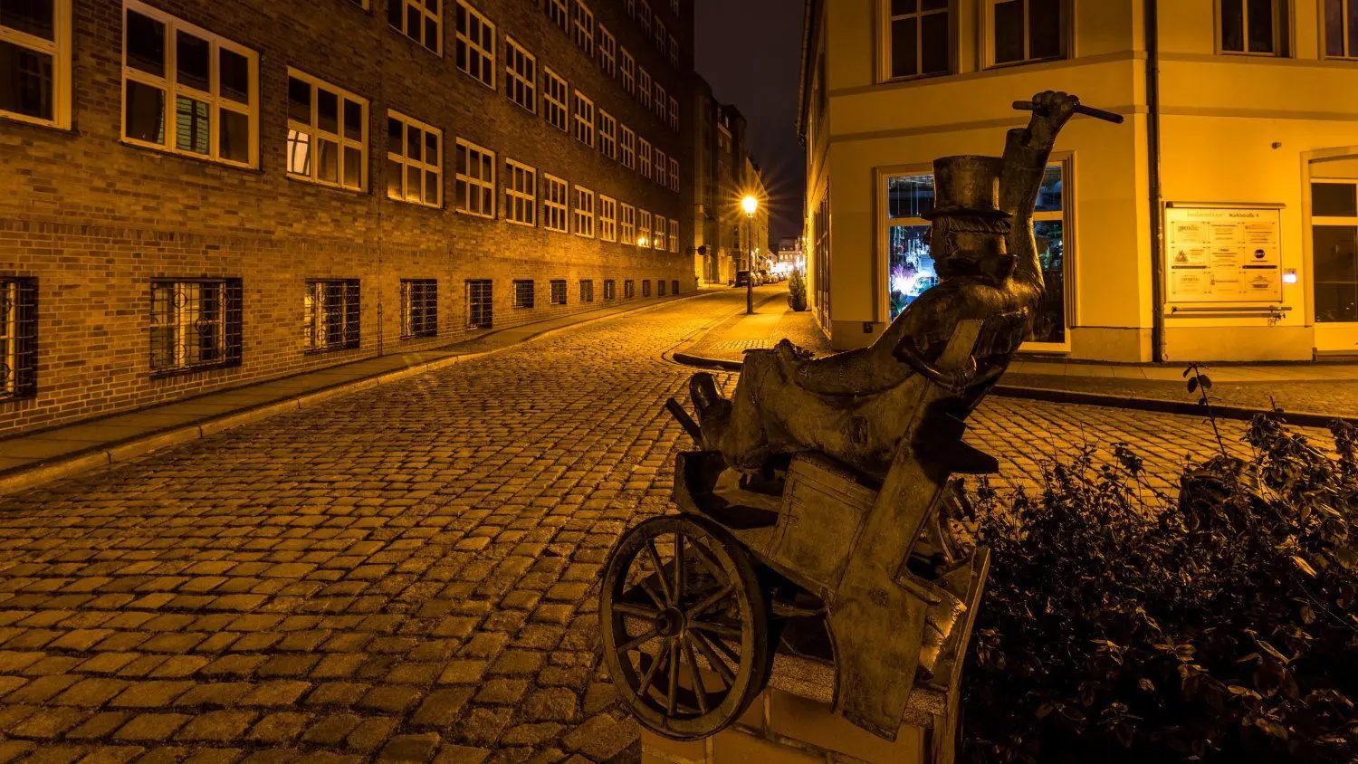 In der Cottbuser Mauerstraße mit dem Cottbuser Postkutscher sind in der Nacht keine Menschen zu sehen.