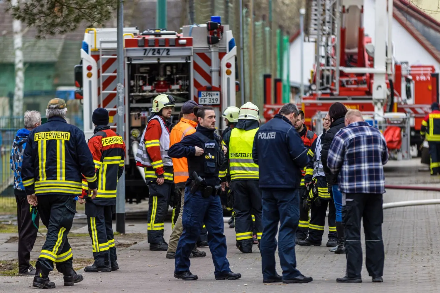 29.03.2020, Brandenburg, Drebkau: Brand im Drebkauer Volkshaus: Das Drebkauer Volkshaus wurde bei einem Brand in der Nacht zum Sonntag vollständig zerstört. 60 Kameradinnen und Kameraden der Drebkauer Feuerwehr und von Wehren der umliegenden Ortsteile sowie aus Cottbus konnten mit 15 Fahrzeugen verhindern, dass sich das Feuer auf das Schützenhaus und andere angrenzende Gebäude ausbreitete. Die Kriminalpolizei nahm die Brandursachenuntersuchung auf.Foto: Frank Hammerschmidt