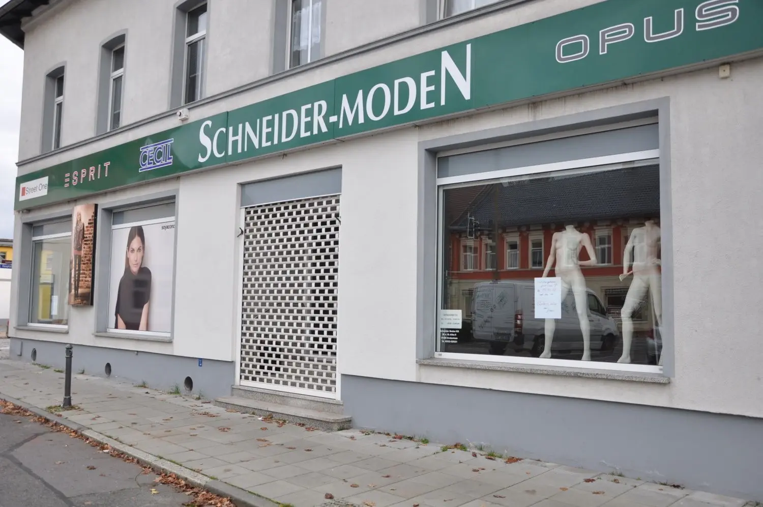 Immer mehr Geschäfte schließen oder sind bereits länger geschlossen in der Innenstadt von Elsterwerda - Schneider-Moden ist vom Denkmalsplatz im Stadtzentrum in das Elster-Center im Gewerbegebiet-Ost an der B 169 gezogen
