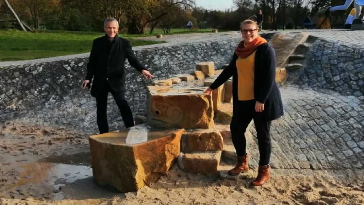 Bürgermeister Gerald Lehmann und Maja Jentsch, geschäftsführerin der Laga 2000 GmbH, begutachten den neuen Wasserspeier, aus dessen Nasenlöchern das Wasser fließt.
Bürgermeister Gerald Lehmann und Maja Jentsch, geschäftsführerin der Laga 2000 GmbH, begutachten den neuen Wasserspeier, aus dessen Nasenlöchern das Wasser fließt.