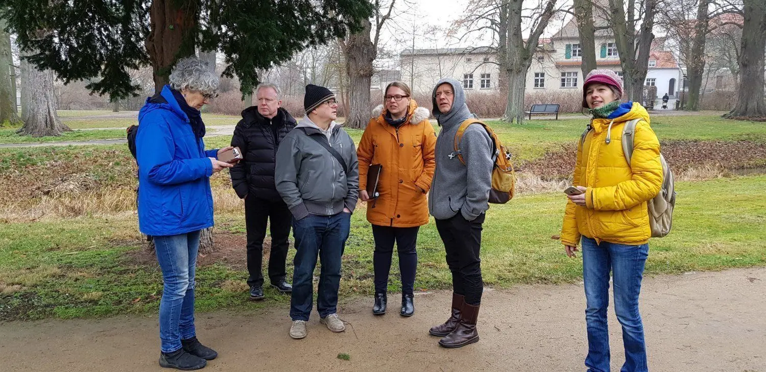 Bei einem ersten Verständigungstreffen kamen einige der ausstellenden Künstler zusammen und besichtigten die Ausstellungsstandorte in der Berstestadt. V.l.n.r.: Birgit Knappe, Roland Schefferski, Roland Boden, Maja Jensch (Geschäftsführerin der Luckauer Landesgartenschaugesellschaft), Michael Brendel und Nele Probst (v.l.n.r.).