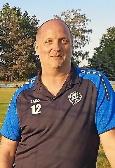 MIchael Raack (48) trainiert seit drei Jahren die Damen vom SV Ortrand.