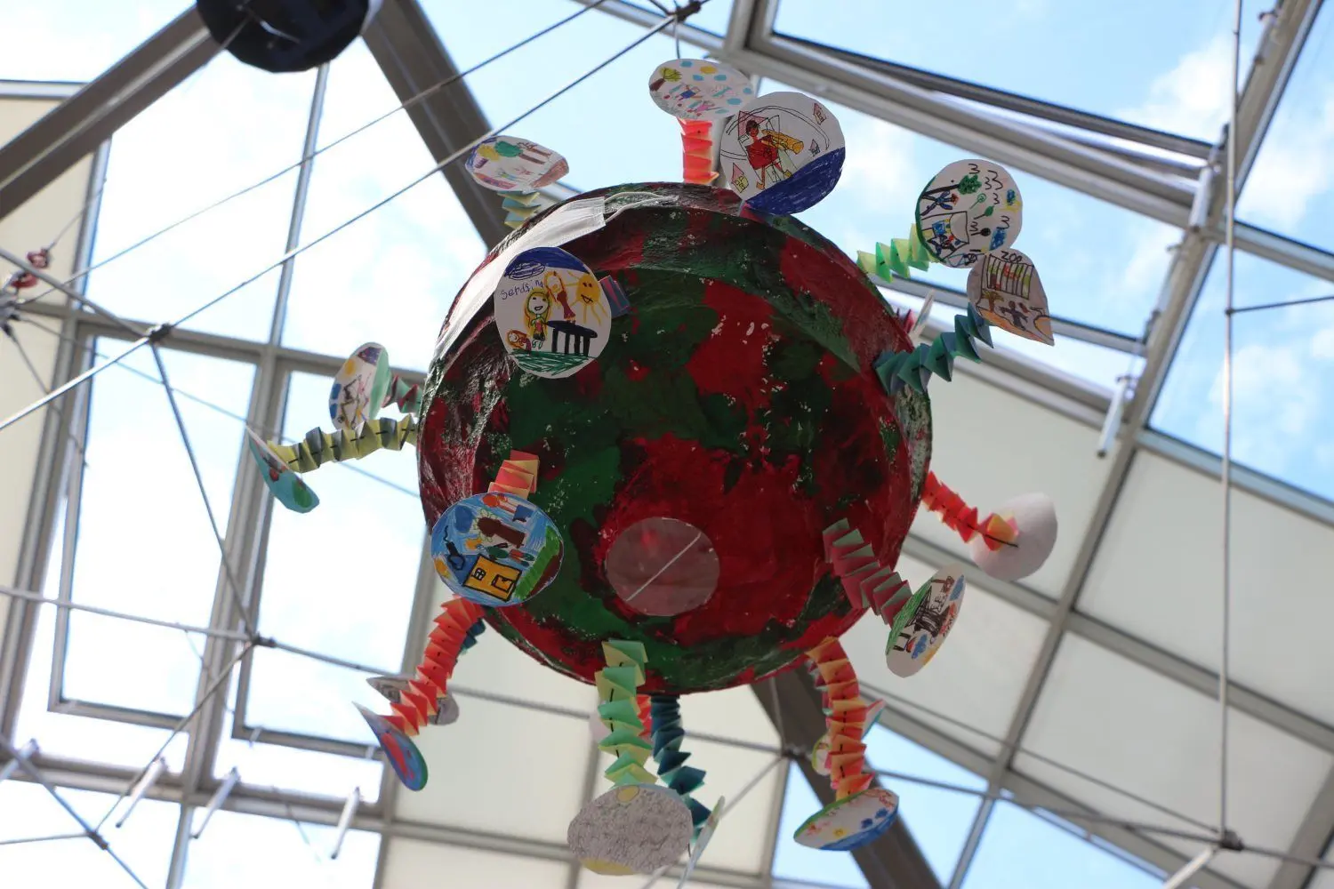 Auch die insgesamt vier ersten und zweiten Klassen der Grundschule Am Park in Hoyerswerda beteiligten sich mit ihren Kunstwerken an der aktuellen Corona-Ausstellung im Lausitz-Center.