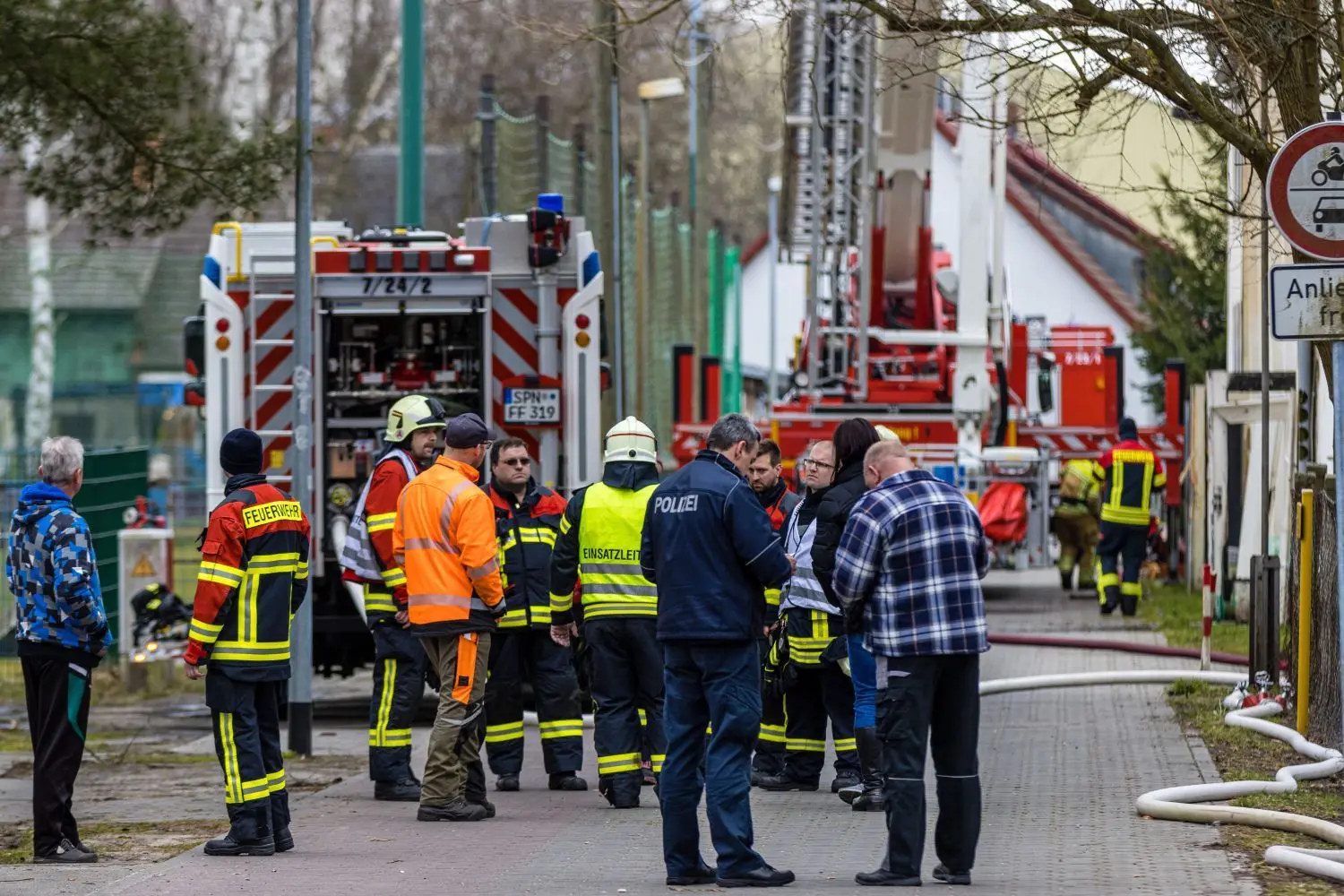 29.03.2020, Brandenburg, Drebkau: Brand im Drebkauer Volkshaus: Das Drebkauer Volkshaus wurde bei einem Brand in der Nacht zum Sonntag vollständig zerstört. 60 Kameradinnen und Kameraden der Drebkauer Feuerwehr und von Wehren der umliegenden Ortsteile sowie aus Cottbus konnten mit 15 Fahrzeugen verhindern, dass sich das Feuer auf das Schützenhaus und andere angrenzende Gebäude ausbreitete. Die Kriminalpolizei nahm die Brandursachenuntersuchung auf.Foto: Frank Hammerschmidt