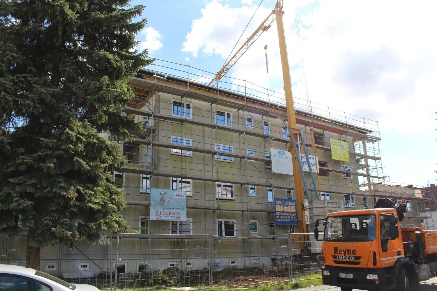 Die ersten, neuen Fenster der Stadtvilla in Weißwasser sind bereits eingebaut.