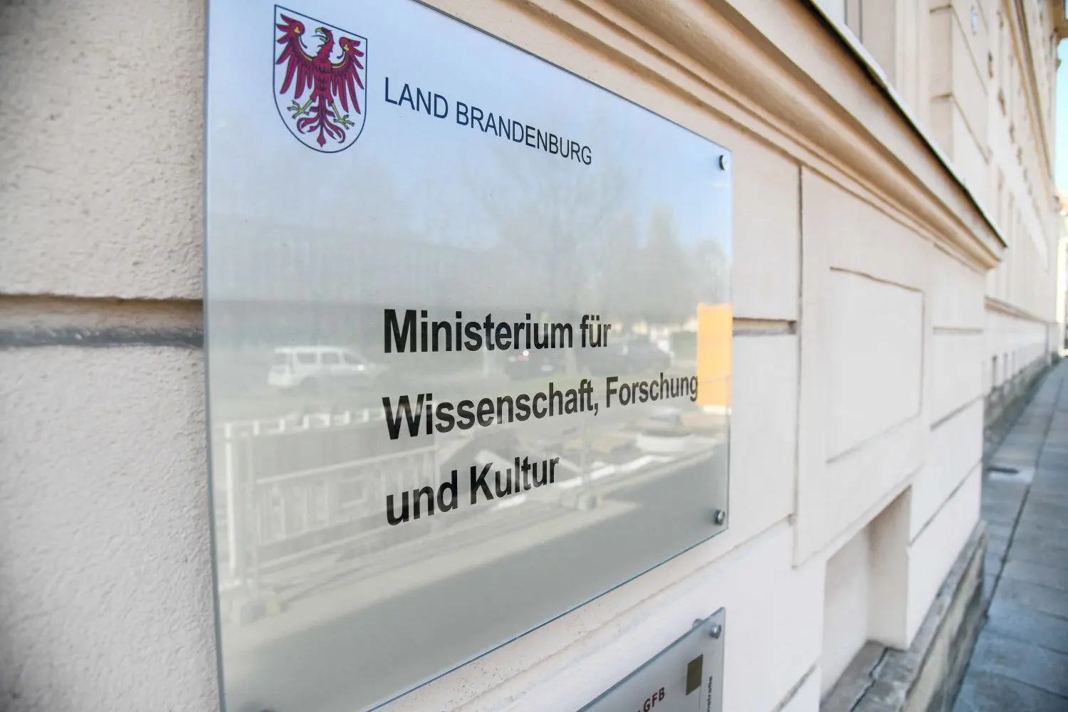 Der von Woidke zuletzt favorisierte Umzug des Wissenschaftsministeriums aus Potsdam ist laut Koalitionsvertrag von SPD, CDU und Grünen abgesagt worden.