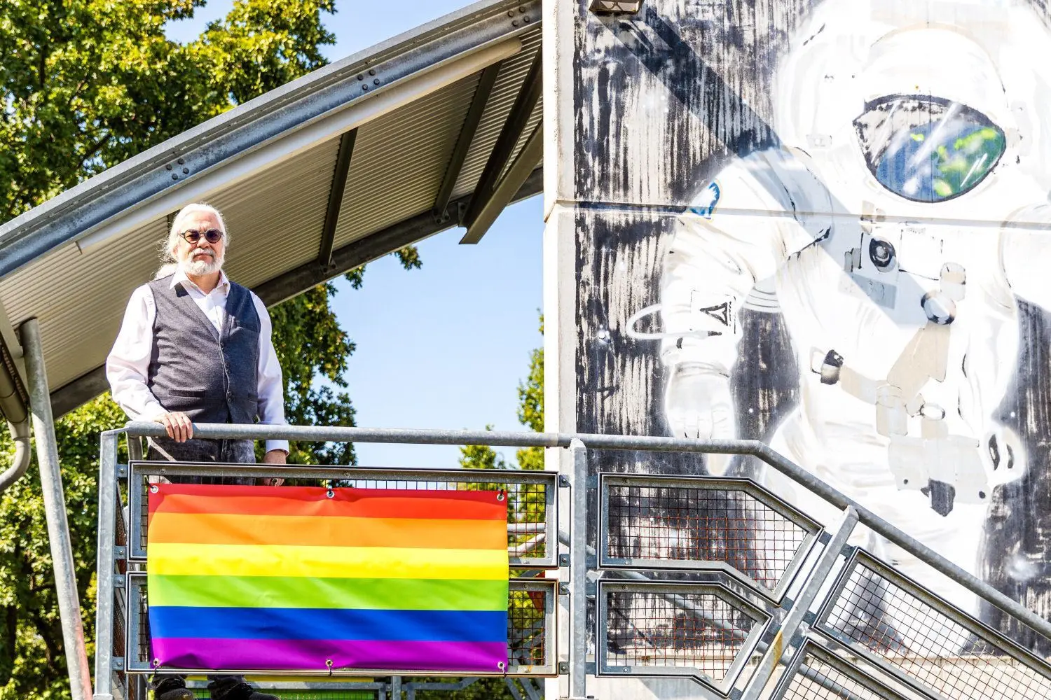 Uwe Helmholz vor dem Kulturzentrum „Bunte Welt“ in Sachsendorf, dem Sitz des Vereins CDS Cottbus. Hier ist Helmholz unter anderem für den Schwulenstammtisch und das Projekt „Wir für Akzeptanz“ verantwortlich.
