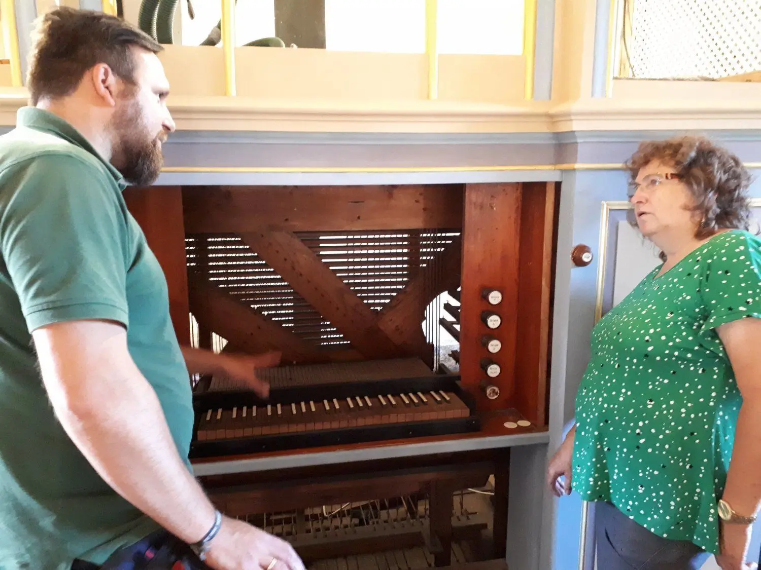 Orgelbauer Axel Thomas erklärt Regina Marticke vom Wiederauer Gemeindekirchenrat ganz genau die einzelnen Schritte der laufenden Orgelsanierung.