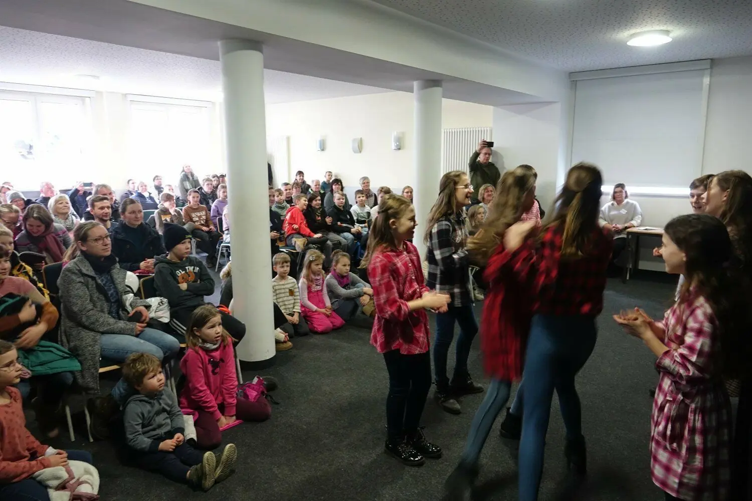 Die Schüler der Klasse 5/1 sind schwungvoll dabei, wenn es heißt, beim Tag der offenen Tür des Landau-Gymnasiums Weißwasser vorzutanzen. Eltern, Großeltern und Geschwister sind begeistert.
