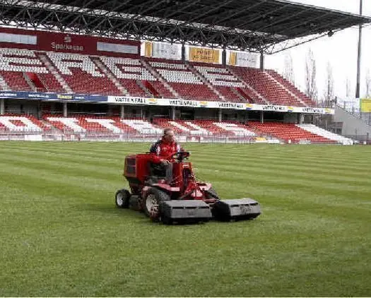 Letzte Vorbereitung für das Energie-Spiel gegen den FC Ingolstadt. Der neue Rasen im Stadion der Freundschaft wird auf Wettkampflänge getrimmt.Foto: Mario Behnke