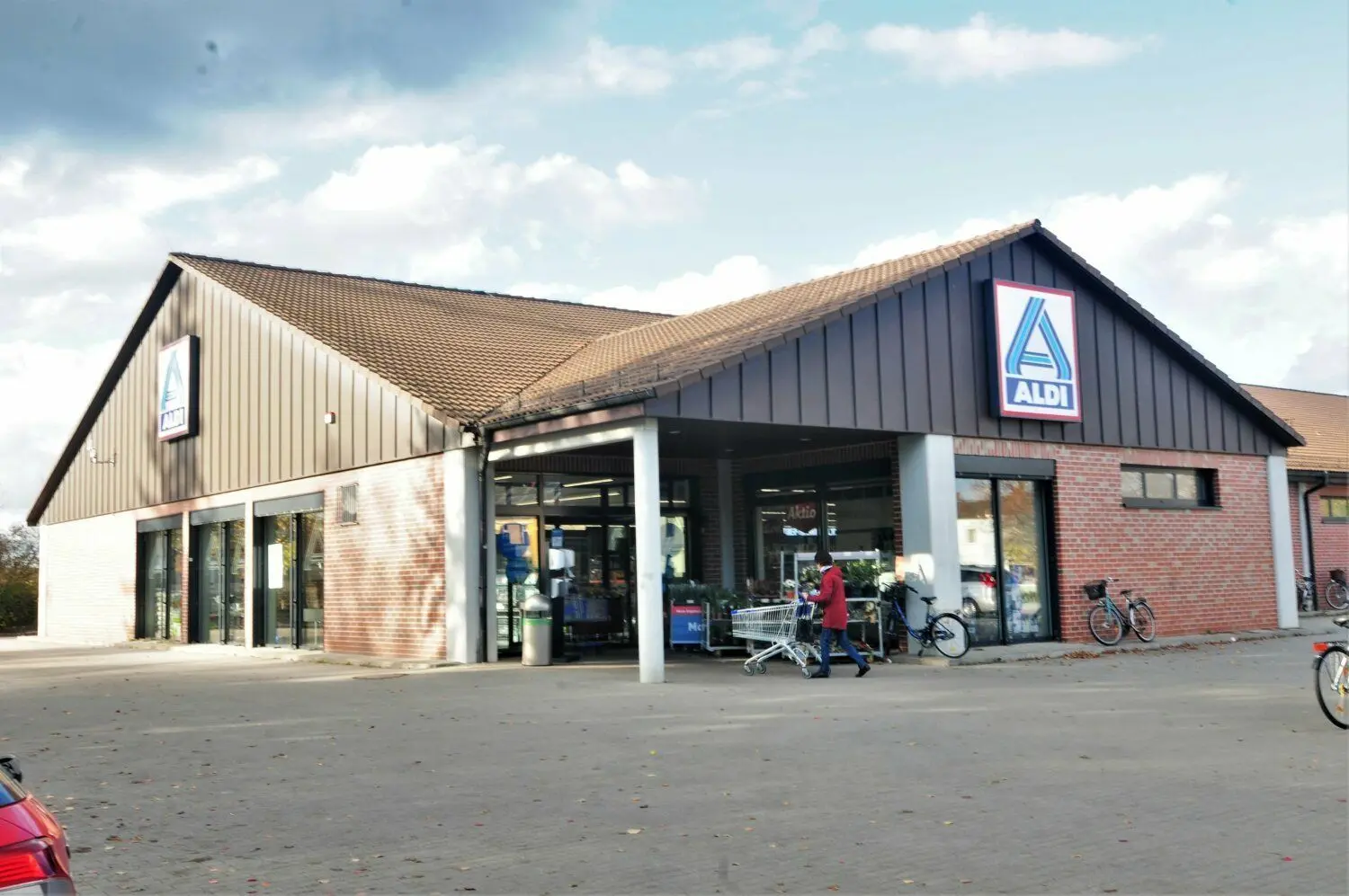 Der alte Aldi-Markt in der Cottbuser Straße von Forst lockt nach wie vor seine Kundschaft. Durch die abermals verschobenen Neuöffnung des neuen Marktes, bleibt diese Filiale den Kunden länger erhalten – zumindest etwas.