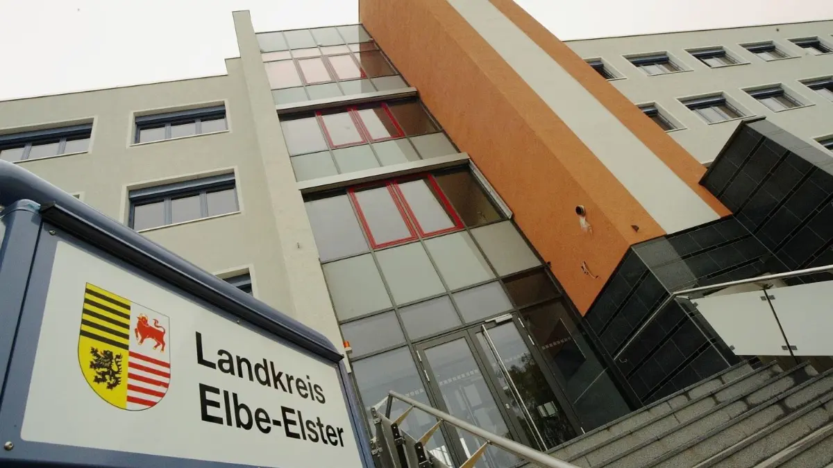 In der Kreisverwaltung konnte vor allem im Bereich der IT-Rechentechnik, der Gebäudebeleuchtung oder Heizungs- und Lüftungstechnik der Energiebezug reduziert werden.
Das Kreishaus in der Nordpromenade in Herzberg gehört zu den Liegenschaften des Elbe-Elster-Kreises.