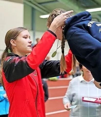 Top-Athletin Marie Scheppan half diesmal bei den Siegerehrungen.