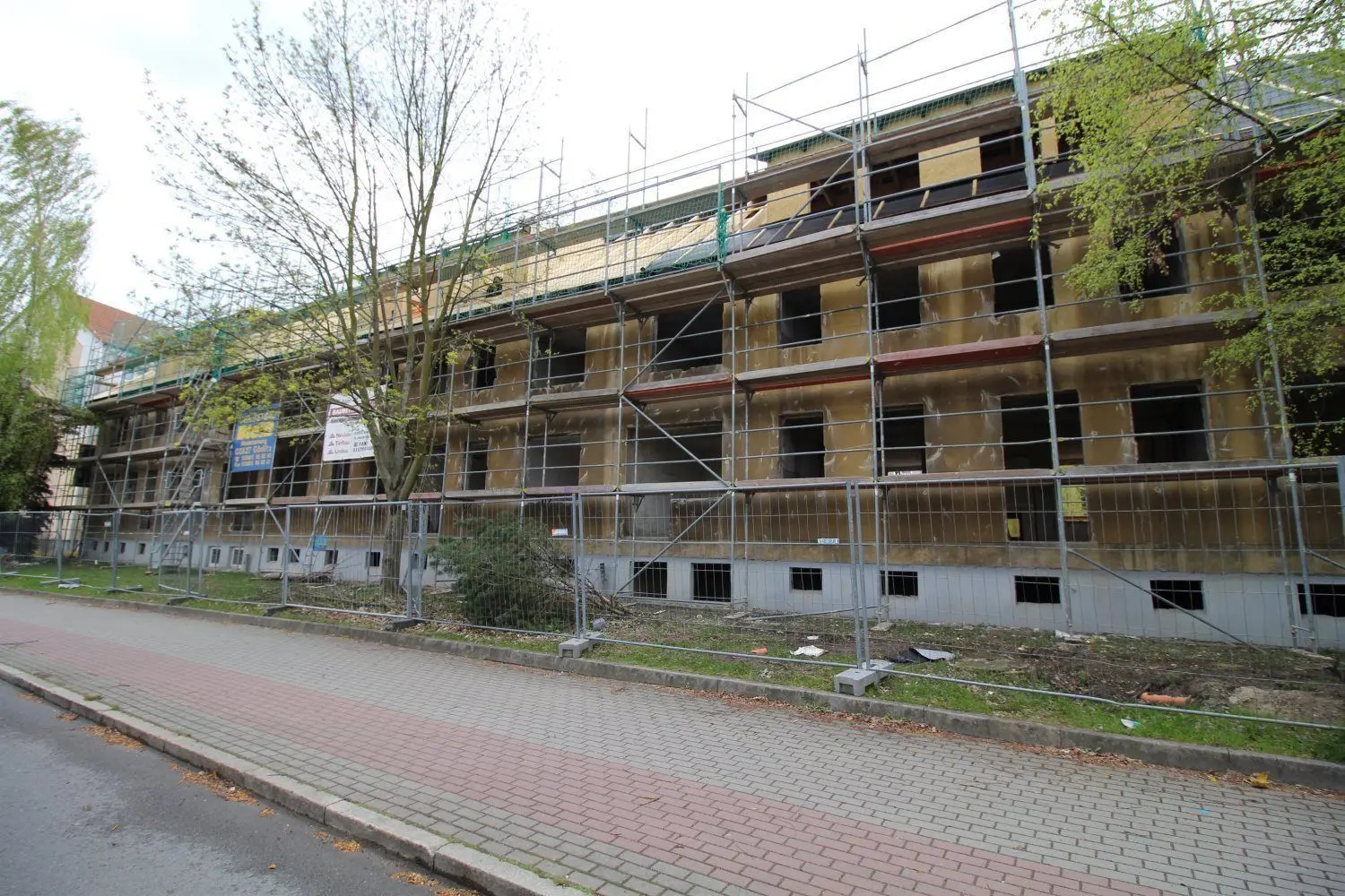 An der Görlitzer Straße in Weißwasser wird dieser Block umgebaut.