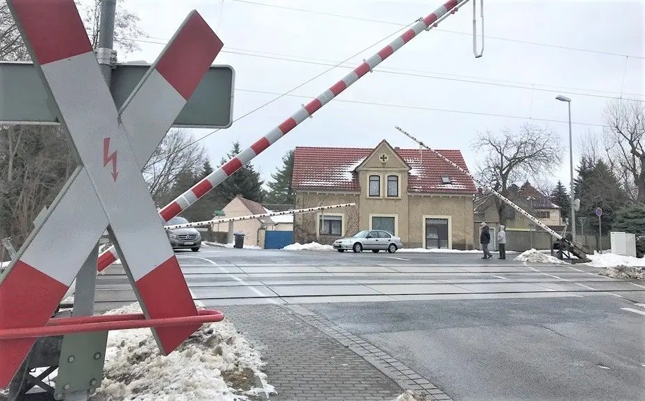 Der Umbau des Bahnüberganges in der Berliner Straße in Bad Liebenwerda ist erneut verschoben worden.