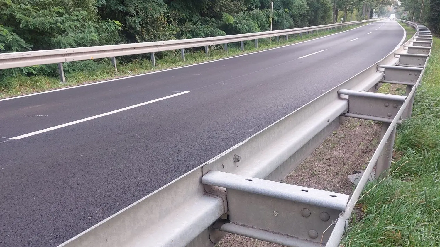 Sie sind der Stein des Anstoßes: die Leitplanken auf der L 54. Laut Landesbetrieb Straßenwesen Brandenburg hat eine Bankettfräse Schäden verursacht.