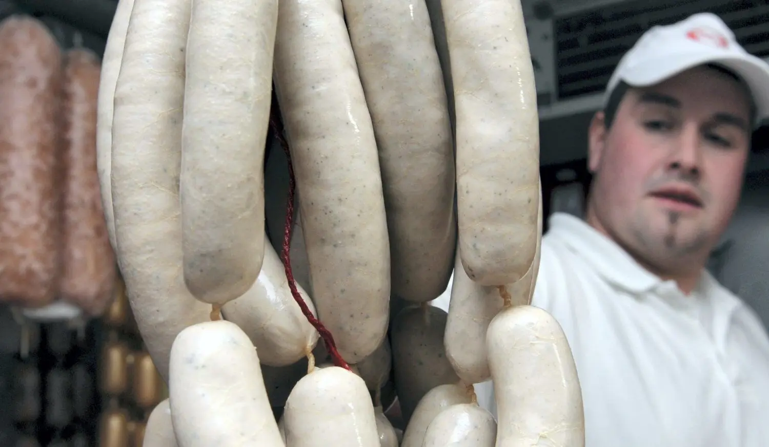 Die Bratwurst gehört in vielen Familien zum Heiligabend wie auch die Bescherung.