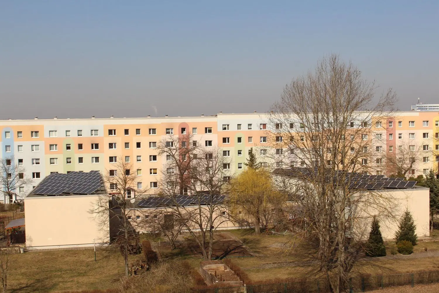 Auf den Dächern von Neubauten in Weißwasser sind bislang kaum Solarmodule zu sehen.