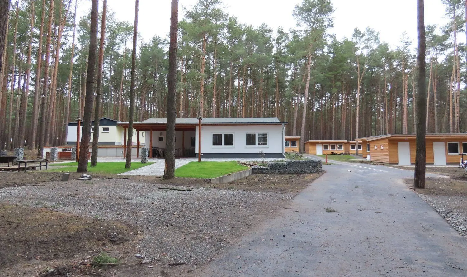 Das Feriencamp am Felixsee, Träger ist die Stiftung SPI vom Spremberger Mehrgeneratiuonenzentrum "Bergschlösschen". Im Camp laufen noch Restarbeiten einer Sanierung.