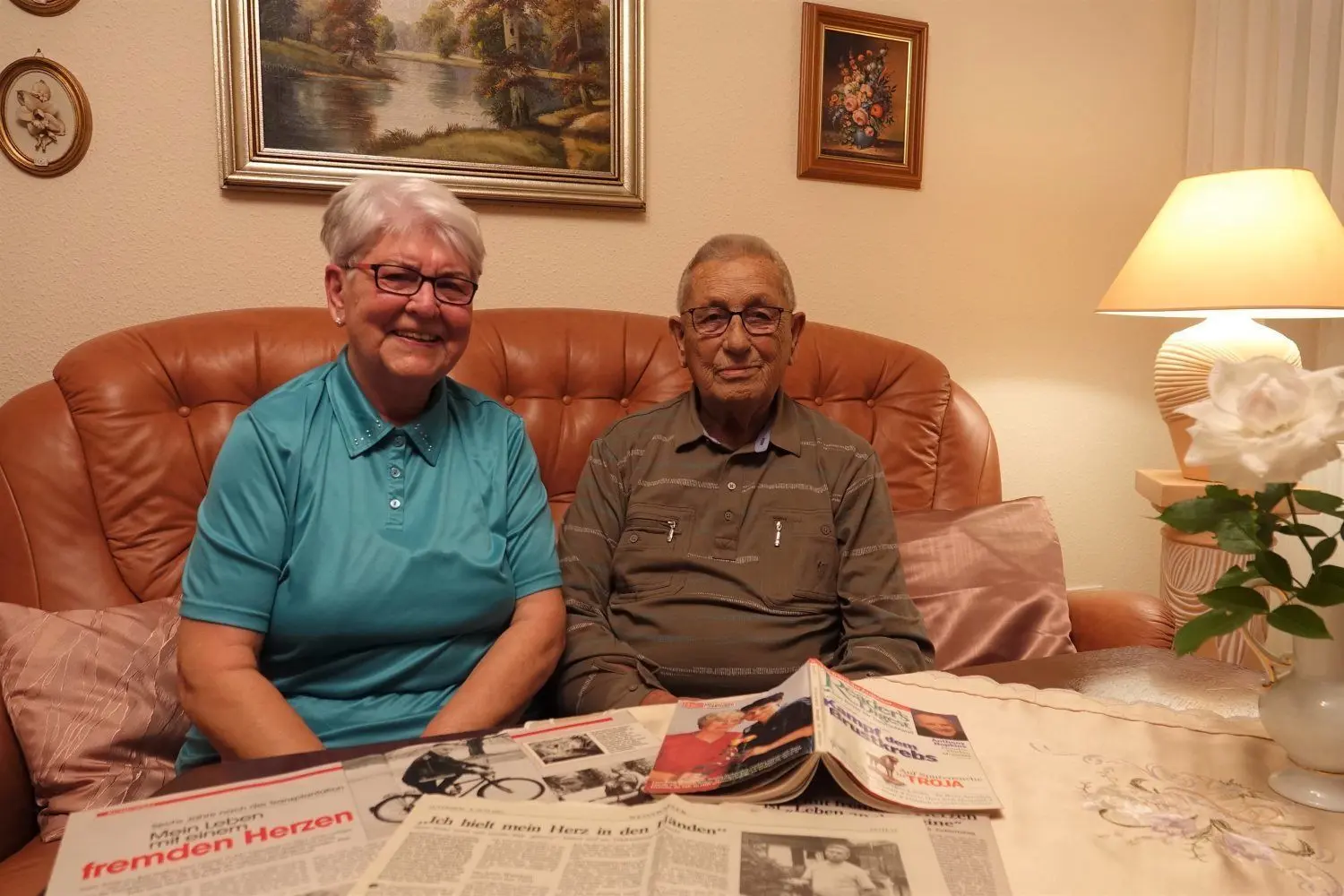 Edith und Dieter Rösler in ihrem Wohnzimmer in Bad Muskau. Ihre Erinnerungen an den Herbst 1990 sind ganz spezielle.