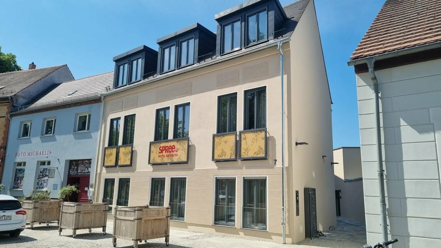 Hotelfassade am Großen Hafen mit Einfahrt - das neue Vier-Sterne-Haus von Lübbenau.