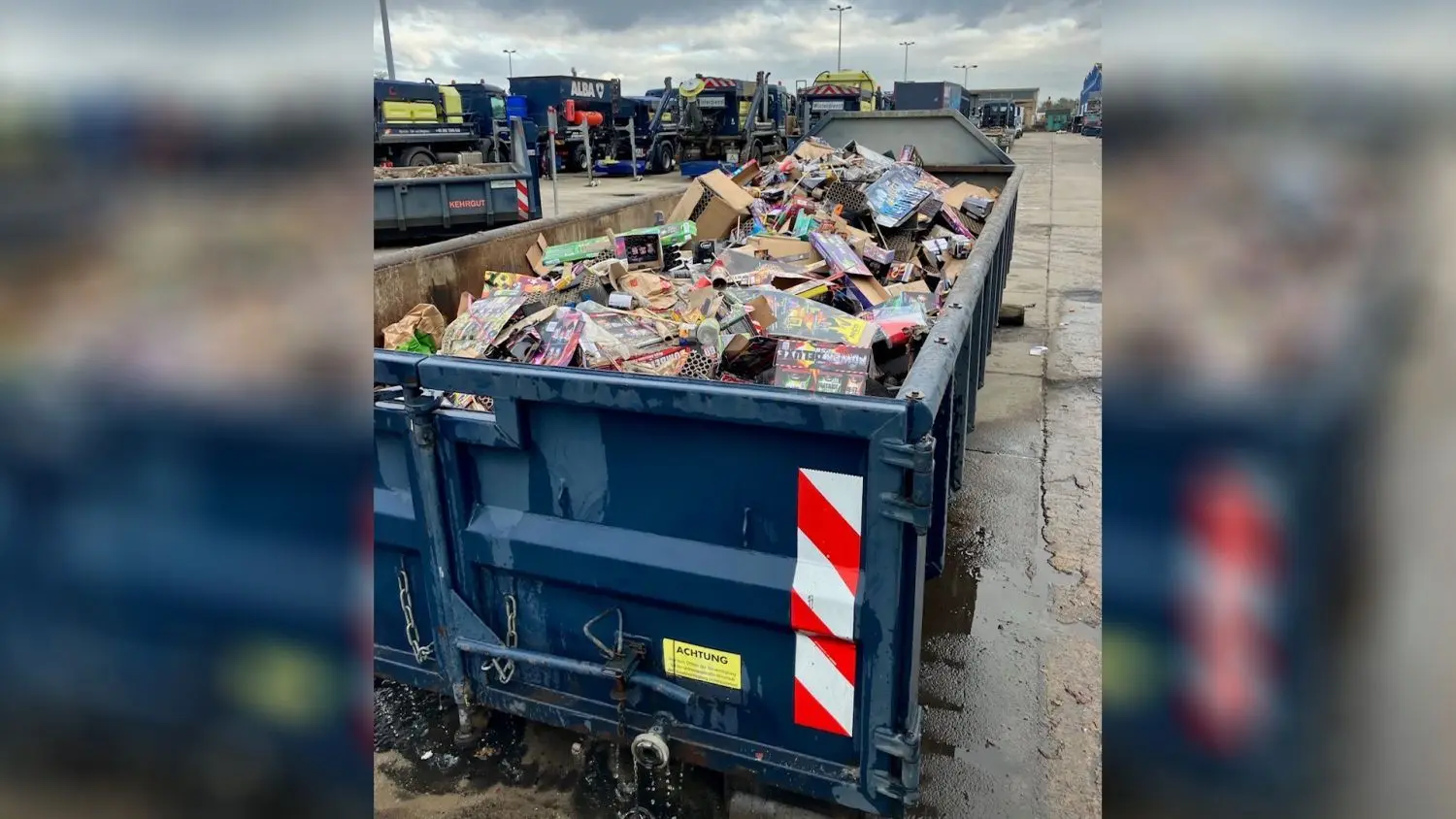 Ein Container voller Böllermüll bei Alba.