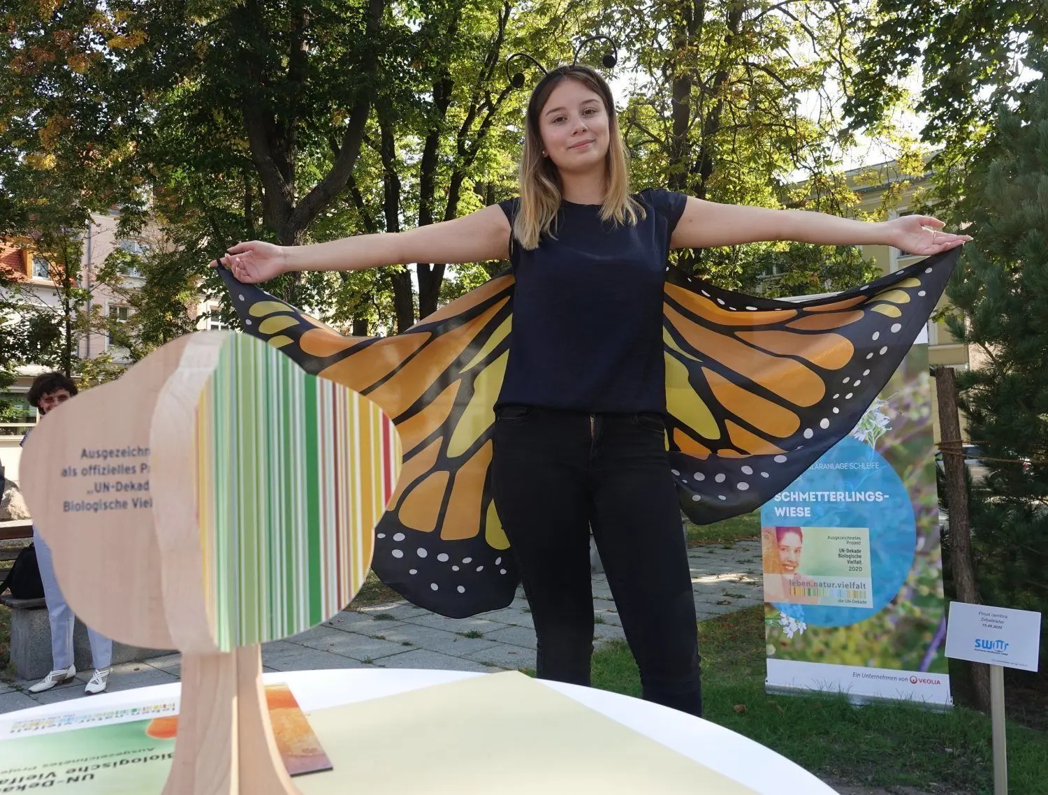 Auszubildende Angelina Hofe ist in die Rolle des Schmetterlings geschlüpft. Sie steht symbolisch für das neueste Projekt der Stadtwerke Weißwasser.