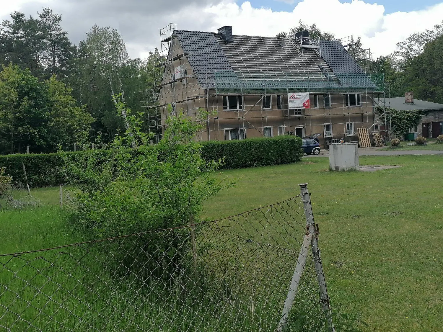 Es regnet rein: das nicht fertig eingedeckte Mehrfamilienhaus.