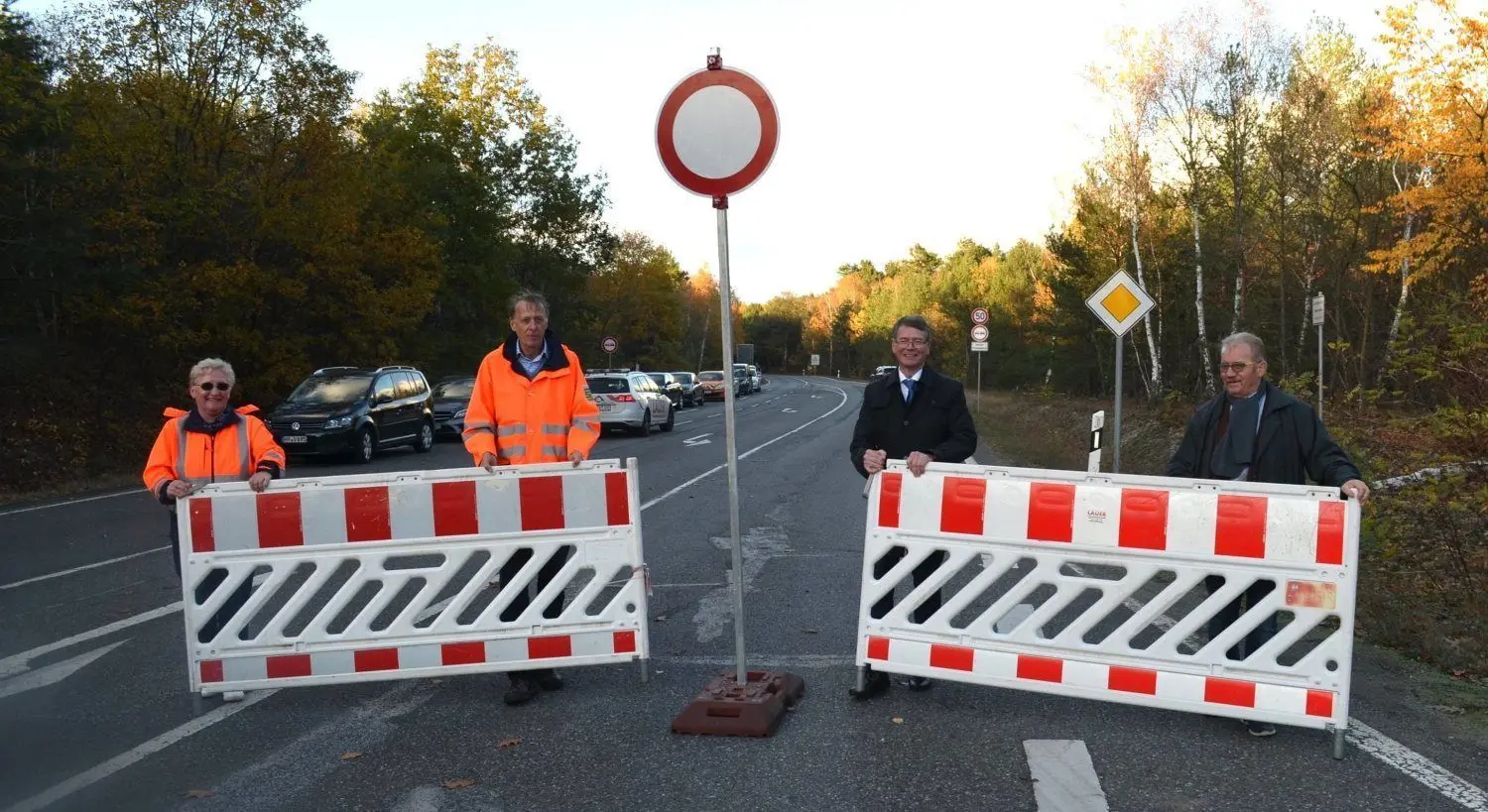 Die B 97 ist zwischen Hoyerswerda und Schwarze Pumpe wieder freigegeben: Spreetals Bürgermeister Manfred Heine, LMBV-Sanierungsbereichsleiter Gerd Richter, Jürgen Israel vom Landesamt für Straßenbau und Verkehr und Ute Pielarski vom Landratsamt Bautzen (v.r.n.l.) entfernen die Sperrschilder.