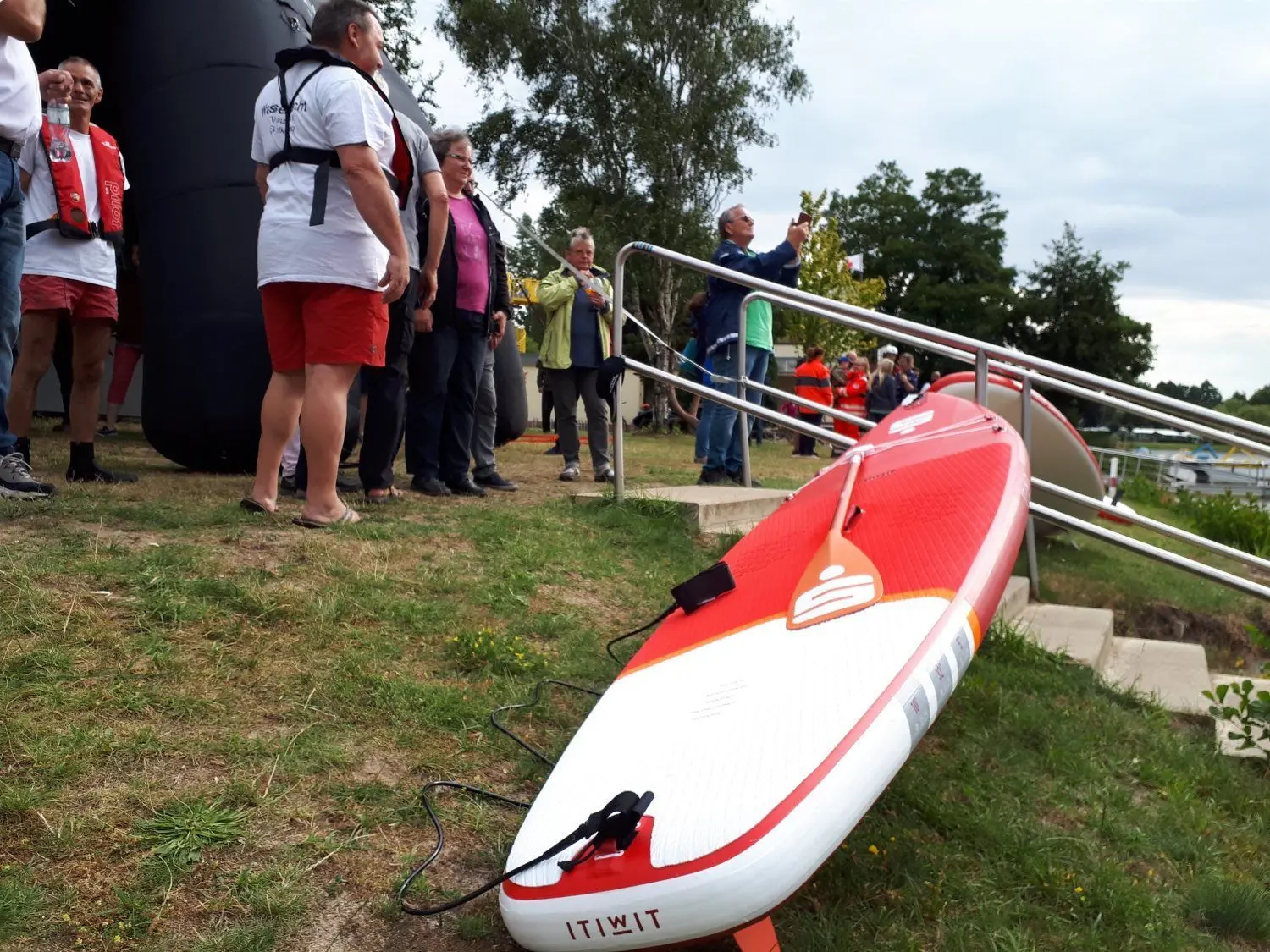 Sechs dieser derzeit gefragten Stand Up Paddles hat die Sparkasse Elbe-Elster spendiert.